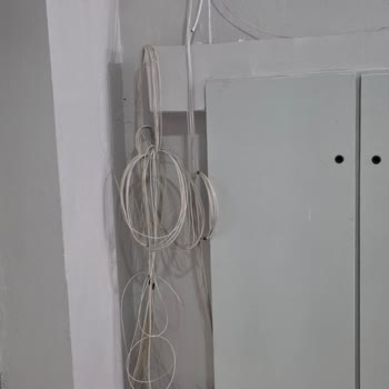 Üç Yıllık Bekleyiş Sonrası Fiber Altyapısı Gelmedi Kablolar Görüntü Kirliliği Ve Tehlike Oluşturuyor