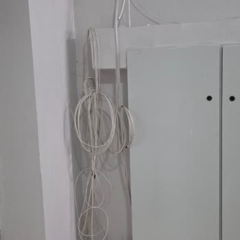 Üç Yıllık Bekleyiş Sonrası Fiber Altyapısı Gelmedi Kablolar Görüntü Kirliliği Ve Tehlike Oluşturuyor