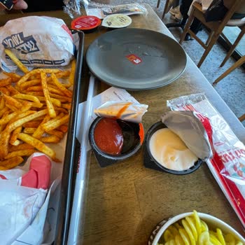 Doyuyo Levent Şubesinde Kaba Personel Ve Kalitesiz Yemek