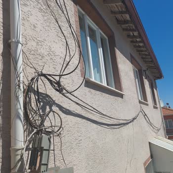 Türk Telekom Dış Duvarı Kaplayan Dağınık Kabloların Kaldırılması Talebi
