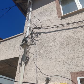 Türk Telekom Dış Duvarı Kaplayan Dağınık Kabloların Kaldırılması Talebi