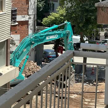Manisa'da Bina Yıkımı Sonrası İnternet Ve TV Kesintisi Uzun Süre Çözülmedi