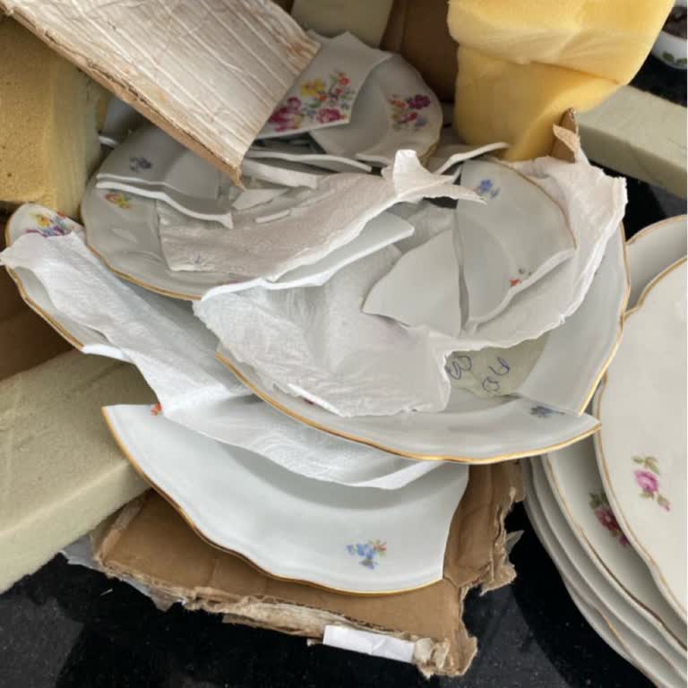 PTT Kargoda Kırılabilir Etiketi İhmal Edildi: 750 TL Değerinde Porselen Tabaklar Kırıldı
