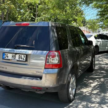 Kaldırıma Park Edilen Araçlar Yayaların Güvenli Geçişini Engelliyor