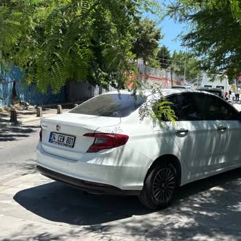 Kaldırıma Park Edilen Araçlar Yayaların Güvenli Geçişini Engelliyor