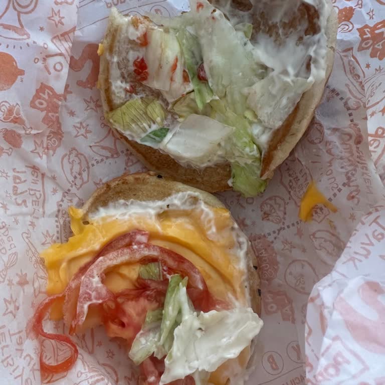 390 TL'lik Pop Chicken Menüsünde Tavuksuz Hamburger