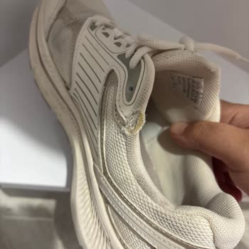 Kısa Sürede Açılan Skechers Ayakkabısında Üretim Hatası Şikayeti