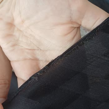 Fresh Scarfs Mağazasındaki Yeni Sezon Şallarda İlk Yıkamada Kenar Sökülmesi Ve Etiket Çıkması