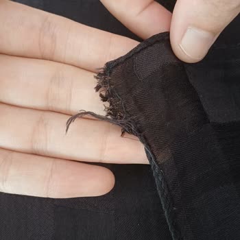 Fresh Scarfs Mağazasındaki Yeni Sezon Şallarda İlk Yıkamada Kenar Sökülmesi Ve Etiket Çıkması