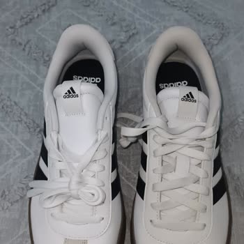 Intersport Akbatı’dan Kirli Ve Renk Uyumsuzluğuna Sahip Adidas Ayakkabı