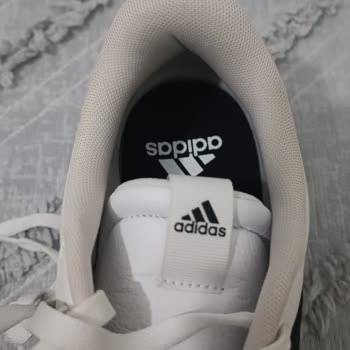 Intersport Akbatı’dan Kirli Ve Renk Uyumsuzluğuna Sahip Adidas Ayakkabı