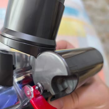 Dyson V12 Koltuk Başlığı Çatladı Ve Ücretsiz Değişim Talep Ediyorum
