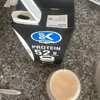 Kahverengi Renkli Sek Sütü Açıldığında Sağlık Endişesi Ve Ürün Değişimi Talebi
