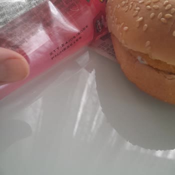 Küflü Tavuk Burgeri Hamile Kadını Tehlikeye Atıyor Ücret İadesi Talebi