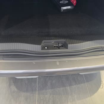 Sıfır Renault Kangoo’da Çizik, Kuş Pislikleri Ve İzinsiz Pasta Cila