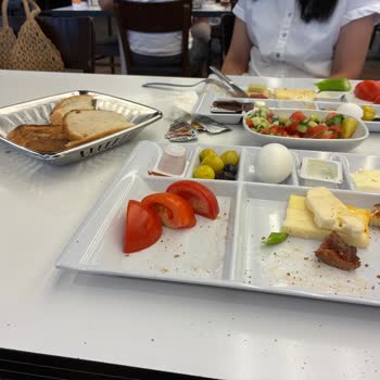 Kirli Masalar Ve Uzun Bekleme Süresi: İzmit Köfteci Yusuf Şubesinde Hijyen Ve Hizmet Krizi
