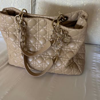 Az Kullanılmış Dior Çantada Bozulmuş Form Ve Hasarlı Kutu
