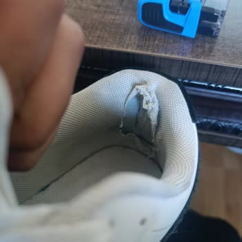 Reebok Clean Lift Ayakkabısının Çoraplık Kısmı Sökülüyor Ve Boya Atıyor, Değişim Talebi Reddi