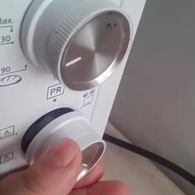 Yön AVM'de Satın Alınan Midi Fırının Düğmesi Kopmuş, Müşteri Hizmetleri Yanıtsız, Değişim Talebi