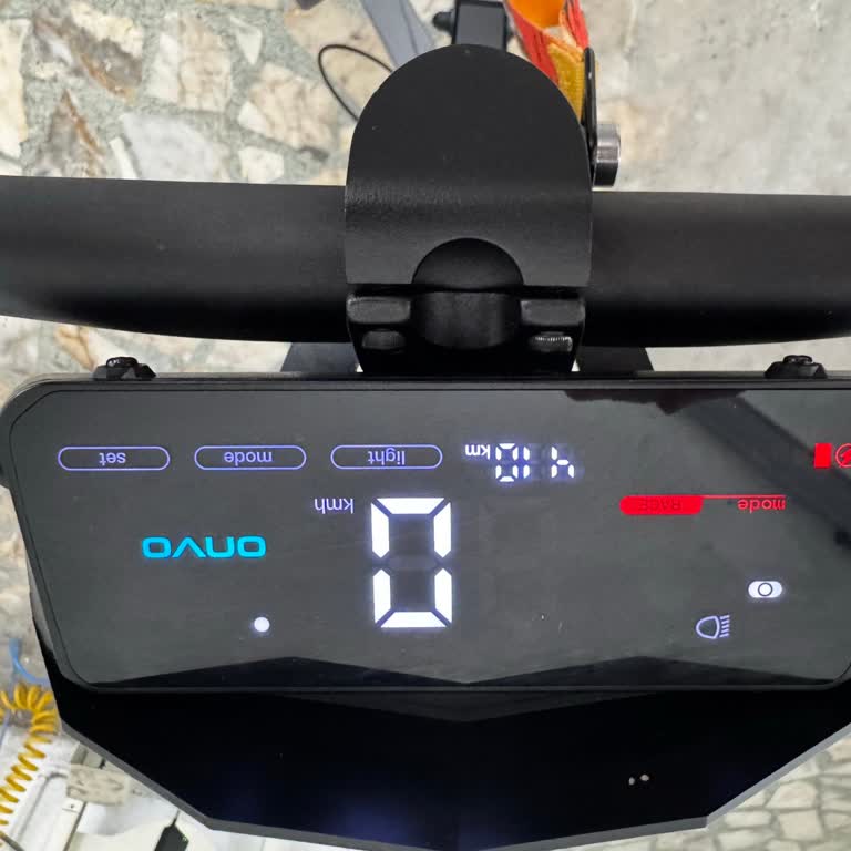 Yeni Onvo Scooter’da Kilometre Sayacı Sıfırlandı Şarj Göstergesi Yanıltıyor