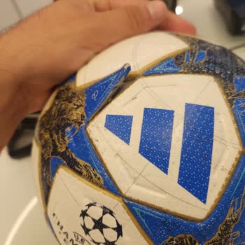 İstanbul Meydan AVM Intersport Mağazasındaki Şampiyonlar Ligi Topunun Ayıplı Çıkması