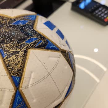 İstanbul Meydan AVM Intersport Mağazasındaki Şampiyonlar Ligi Topunun Ayıplı Çıkması