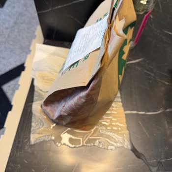 Starbucks Şubesinde Ice White Chocolate Mocha Paketi Sürekli Dökülüyor