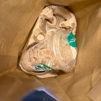 Starbucks Şubesinde Ice White Chocolate Mocha Paketi Sürekli Dökülüyor