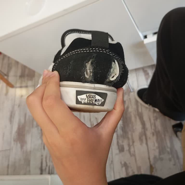Vans Ayakkabının Arkalarının Yırtıldı ve İç Kısmındaki Karton Destekleri Parçalandı