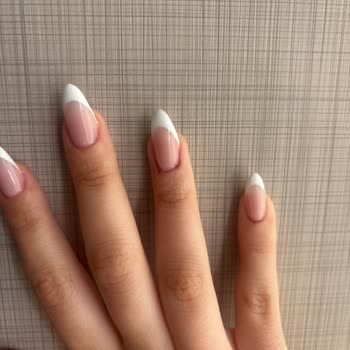 Logo Nail Studio Kanayan Tırnaklar, Sahibin Hakareti Ve Hijyen Eksikliği