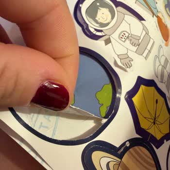 Minika Dergisinin Stickerları Yapışmıyor, Parçalanıyor Ve Kullanılamaz
