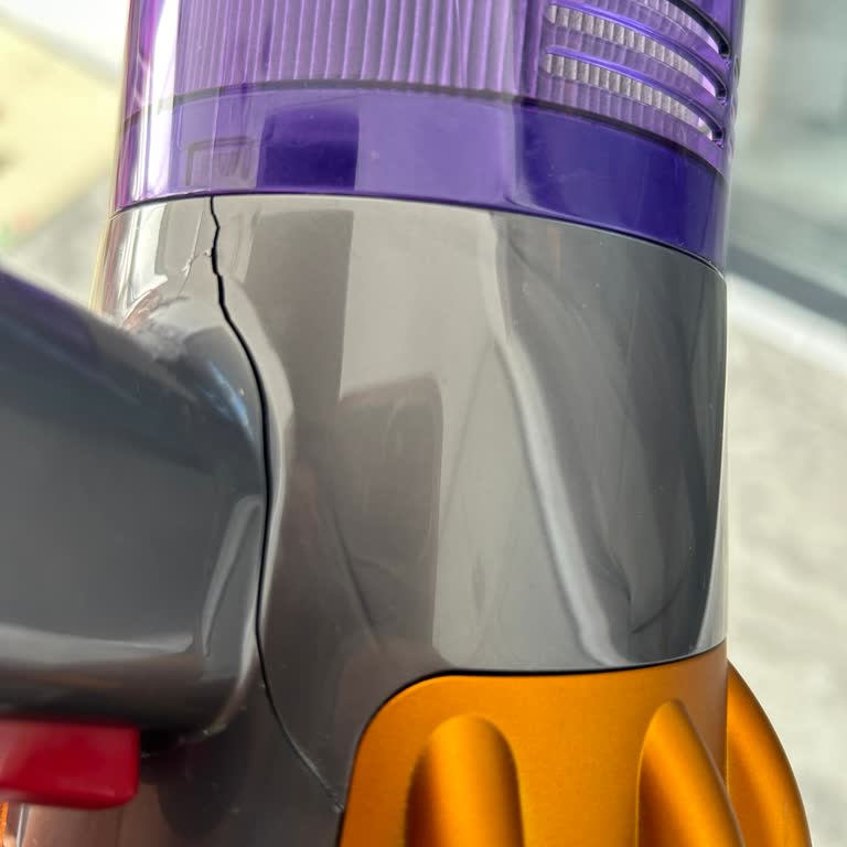 Dyson V15 Detect Premium Ürünün Gövdesindeki Çatlak Ve Garanti Sorunu