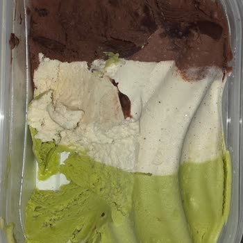 Soluk Renk Ve Eksik Çikolata Süslemeleriyle Düşen Algida Carte D’Or Kalitesi