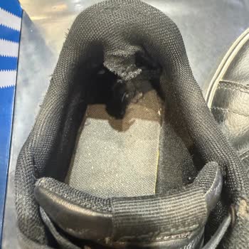 Zapatillas Adidas Daily 4.0 Se Rompen y Descoloran, Solicito Cambio o Reembolso