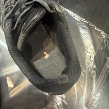 Zapatillas Adidas Daily 4.0 Se Rompen y Descoloran, Solicito Cambio o Reembolso