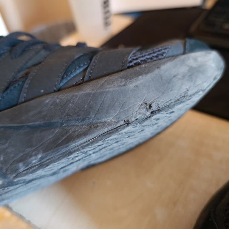 Zapatillas Adidas Lightstrike y Campus Se Dañan Rápido, Pido Reembolso