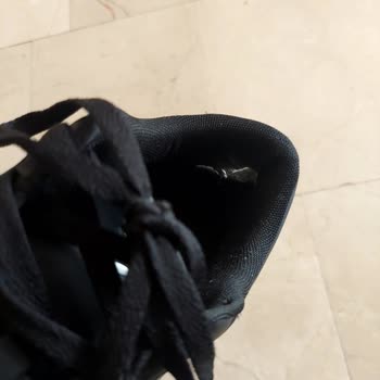 Zapatillas Reebok con forro desgarrado en un mes, exijo reembolso