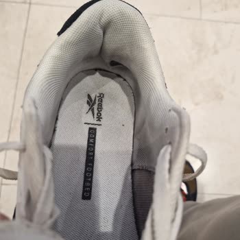 Zapatillas Reebok Se Deformaron Rápidamente y la Tienda Rechazó Mi Reclamo