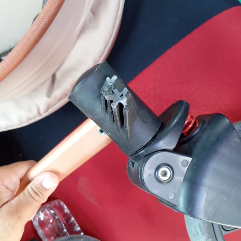 Bebek Arabası Tekerlek Bağlantısı Kırıldı: Güvenlik Riski Ve Mağaza Yanıltması