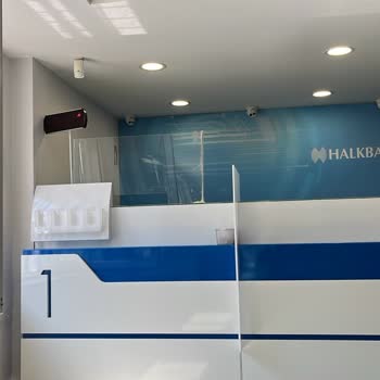 Alanya Halkbank Şubesinde Klima Ve Pencere Açılması Çevre Ve Ekonomik Sorun Yaratıyor