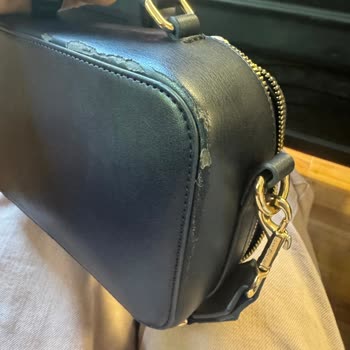 Tommy Hilfiger Deri Çantada Kısa Sürede Arka Kısmın Soyulması