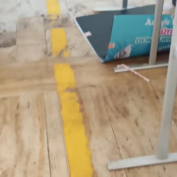 Arbys Afişi Yerde Bırakıldı Ve Temizlik Personeli İlgisiz Davrandı