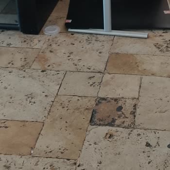 Arbys Afişi Yerde Bırakıldı Ve Temizlik Personeli İlgisiz Davrandı