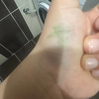 Kaş Jeli Kahverengiden Yeşile Döndü: Maybelline Ürününde Kalite Sorunu
