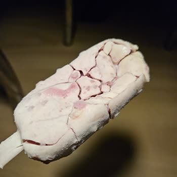 Son Kullanma Tarihi Geçmemiş Magnum Mini Dondurmanın Küflü Ve Bozulmuş Olması