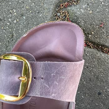 Birkenstock Terliğinde Yapıştırıcı İzleri Ve Müşteri Hizmetlerine Ulaşılamaması