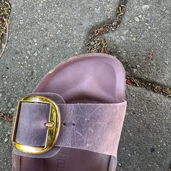 Birkenstock Terliğinde Yapıştırıcı İzleri Ve Müşteri Hizmetlerine Ulaşılamaması