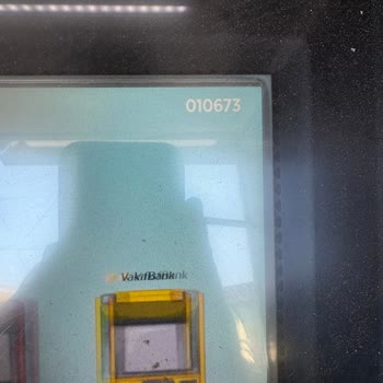 Halkbank ATM Kartı Ve Parası Elde Tuttu