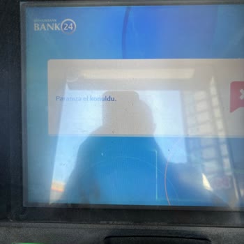 Halkbank ATM Kartı Ve Parası Elde Tuttu