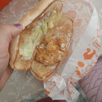 Yanlış İçecek Ve Küçük Tavuklu Hamburger Üzerine Hayal Kırıklığı